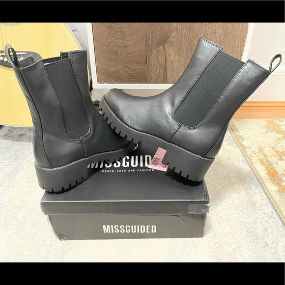 NIB Women’s Size 9 Cleated Sole Essential Chelsea Mid Ankle Boots Triple Black - Picture 13 of 14